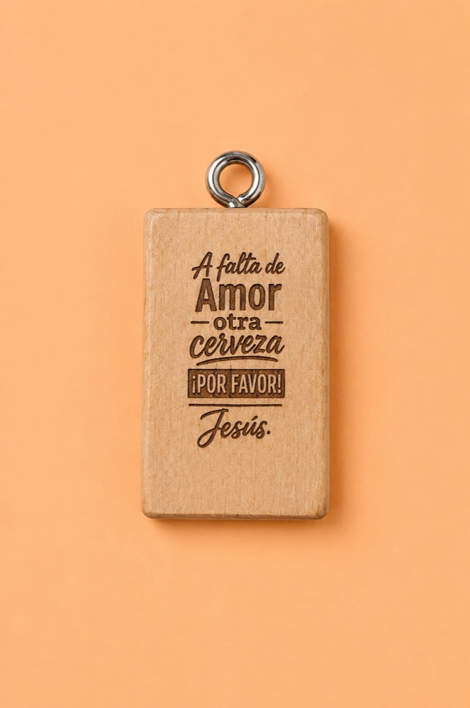 Llavero de madera grabado con la frase «A falta de Amor otra cerveza ¡por favor! Jesús»