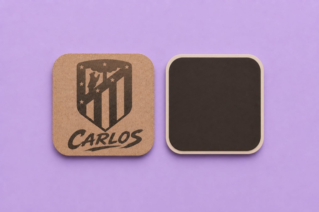 Posavasos cuadrado de madera grabado con un escudo y el nombre Carlos
