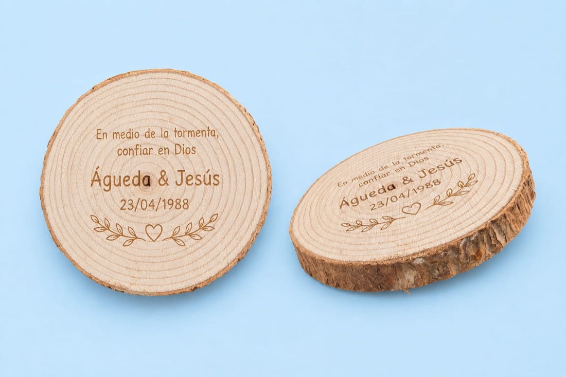 Posavasos de tronco de madera grabado con la frase «En medio de la tormenta, confiar en Dios», los nombres Águeda y Jesús y la fecha 23/04/1988